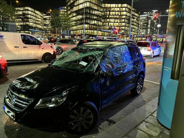 Auf dem Foto wieder umgedreht: Dieses Fahrzeug hatte sich nach einem Crash überschlagen und landete am Dach. Für den Lenker ging es glimpflich aus. | Foto: Luca Arztmann/MeinBezirk Wien
