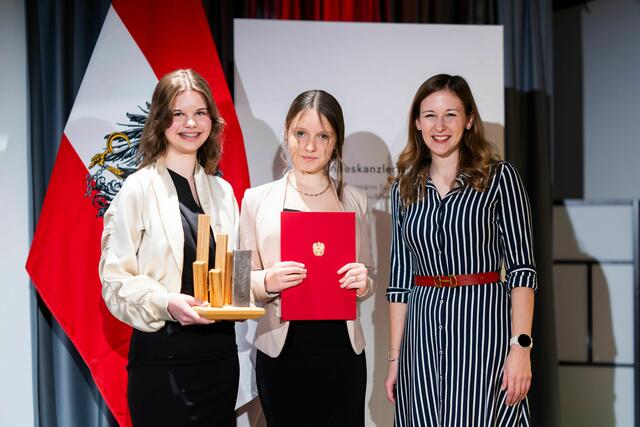 Am 19. November überreichte Staatssekretärin Claudia Plakolm (r.) den Österreichischen Jugendpreis 2024. | Foto: Christopher Dunker, Quelle BKA