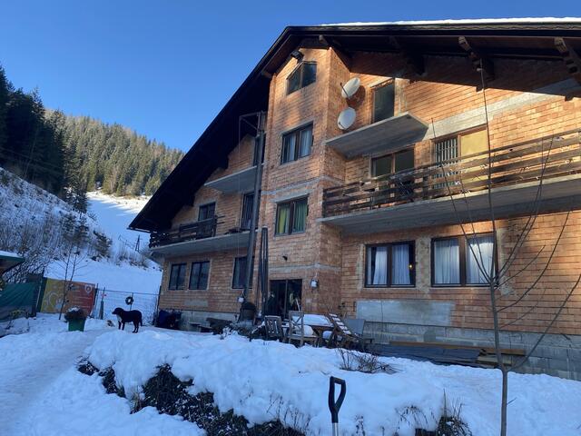 Das 400 Quadratmeter große Haus verfügt über zahlreiche Fenster und Türen in Holzausführung, die dringend ausgetauscht werden müssten.  | Foto: Stibis Hundeparadies