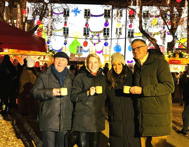 Advent eröffnet: Michael Struzynski, Viktoria Veider-Walser, Karina Toth, Klaus Winkler. | Foto: Kogler