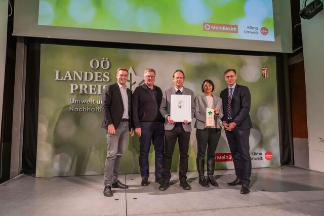 Landesrat Stefan Kaineder, Johann Reindl-Schwaighofer, Günther Rachlinger und Yasmine Chansri von der Volkshilfe lebensART GmbH, Chefredakteur Thomas Winkler | Foto: Land OÖ/Tina Gerstmair