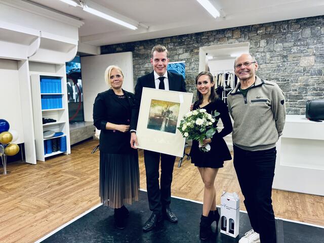 Das Wandgemälde aus wunderschönen Farben und Blattgold, gemalt von der international ausgezeichneten Künstlerin Dominika Köck, wurde präsentiert. | Foto: Kevin Lagler