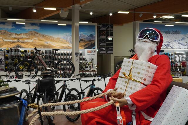 Hat neun Fahrräder vor den Schlitten gespannt: Der IKO-Nikolaus. | Foto: Simon Haslauer