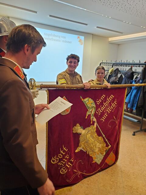 Fabian Dollnig und Anna Oberacher legten das Gelöbnis der Feuerwehr auf die Fahne der FF- Serfaus ab. | Foto: FF- Serfaus