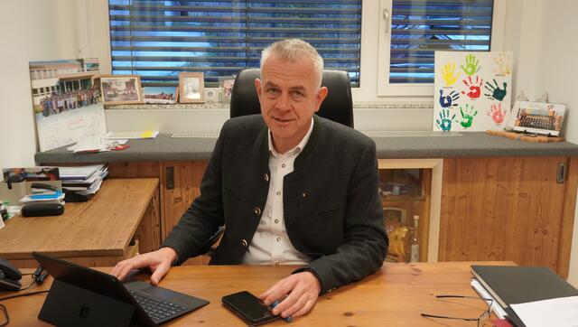 Bürgermeister Bernhard Weiß gibt Auskunft über kommende Großprojekte. | Foto: Johannes Brandner