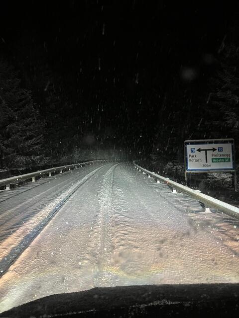Tief winterliche Fahrverhältnisse in der Nacht auf Freitag auf der Pack | Foto: Bratschko
