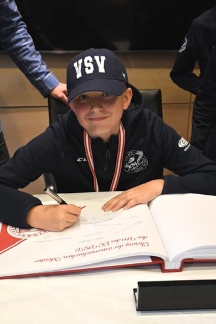 Luca Aalai darf sich als Staatsmeister ins Buch der Stadt Villach eintragen.  | Foto: Rene Krammer/KK