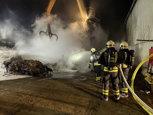 Löscharbeiten am Brandherd: Schreddermaterial und Autowracks standen in Flammen. | Foto: Freiwillige Feuerwehr Laxenburg