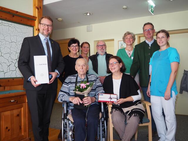 Jubilar Leopold Pilz mit Tochter Brigitte Pilz umringt von Vizebürgermeister Florian Kamleitner, Gemeinderätin Christa Eberl, DGKP Alexandra Mayer, Stiefsohn Günter Graf, Pflegedienstleitung Anna Mrozicka-Karcz, Direktor Claus Dobritzhofer und DGKP Petra Koller (hinten v. l.). | Foto: Stadt Krems
