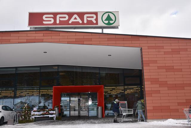 Goldhauben-Frauen St. Georgen am Walde: Verkauft werden die Adventkränze beim Sparmarkt Haas ab Freitag, 22. November 2024, 8 Uhr, zu den Öffnungszeiten bis 30. November. | Foto: Robert Zinterhof