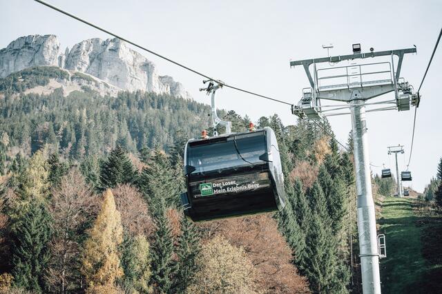Ein großflächiges Panoramafenster bietet den Besuchern einen beeindruckenden Ausblick auf die Bergwelt, während moderne Aufenthaltsräume Schutz und Erholung ermöglichen.  | Foto: Loserbahn