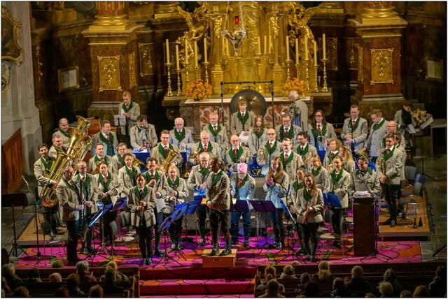 Die ELIN Stadtkapelle musizierte auch heuer wieder für den guten Zweck am Weizberg | Foto: Karl Stockner