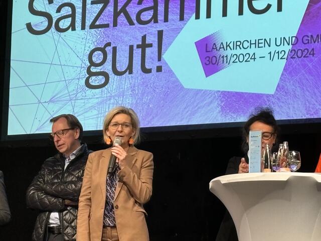 Bürgermeisterin Ines Schiller (Mitte), Elisabeth Schweeger und viele weitere Gäste zogen Bilanz der Kulturhauptstadt 2024. | Foto: MeinBezirk/Gratzer