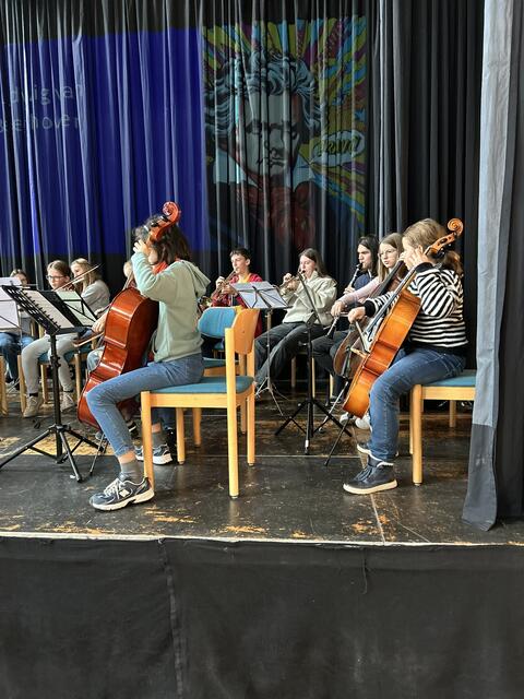 Das Schulorchester der Biondekgasse hat zum ersten Mal gemeinsam die Europahymne vor Publikum gespielt, mit dem Motiv der Beethoven-Rätselrally im Hintergrund. | Foto: Claudia Dukek.