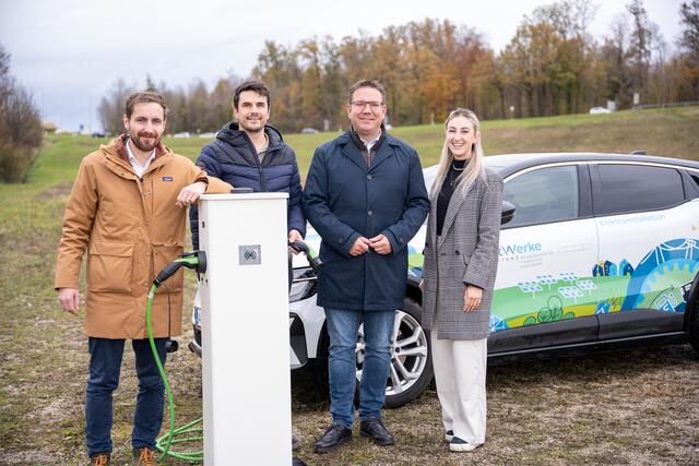 Jürgen Hürner, Geschäftsführer der Ladewerke Amstetten GmbH, Harald Stressler, Prokurist der Ladewerke Amstetten GmbH, Christian Haberauer, Bürgermeister Amstetten, und Sandra Kurzmann, Stabstelle Kommunikation und Projektmanagement, Stadtwerke Amstetten, am Gelände des neuen E-Ladeparks © Stadtwerke Amstetten | Foto: Stadtwerke Amstetten