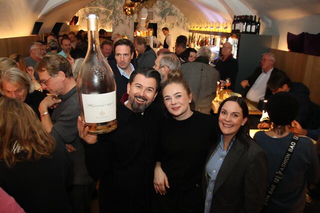 Glanzvoller Auftakt: Mahir, Lisa und Marietta. im vollen Lokal.