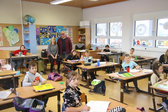 Bürgermeister Kurt Wagner, Klassenlehrerin Maria Flasch und die Volksschulkinder freuen sich über einen gelungenen Umbau des Schulhauses. | Foto: Martin Wurglits