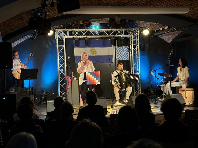 Eva Argentina Schilder y Amigos und Stefan Matl gaben ein Konzert im Kulturkeller Gleisdorf. | Foto: MeinBezirk/Hofmüller