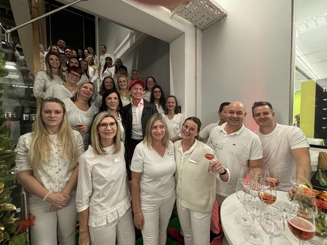 Anneliese Zöhrer und Ehrengast Heribert Kasper inmitten des engagierten PIL-Teams. | Foto: Waltraud Fischer