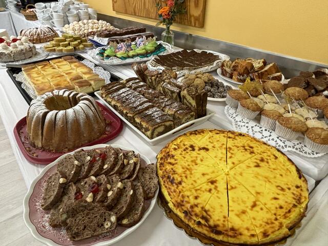 Neben Brötchen gab es ein tolles Kuchenbuffet. Die Mehlspeisen wurden von den Mitarbeiterinnen und Mitarbeitern gebacken. | Foto: Waltraud Fischer