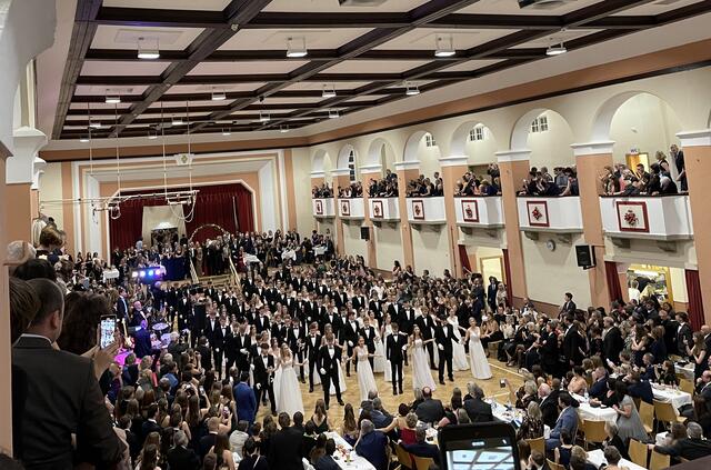 125 Paare der Tanzschule Hippmann bereiten Choreographien vor. | Foto: TV Ried