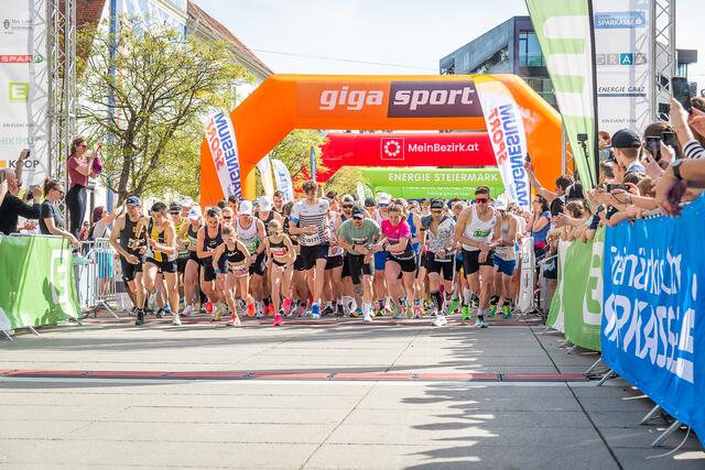 Auf die Plätze, fertig, los beim Gigasport-Halbmarathon Graz präsentiert: Mehr als 2.300 Sportlerinnen und Sportler waren beim Frühjahrsklassiker 2024 am Start. | Foto: RegionalMedien/Newfish