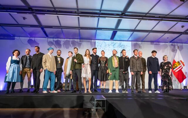 Alle sieben Modelle mit den jeweiligen Designerinnen und Designern wurden bei einer Modenschau im Schlossmuseum Linz am 21. November präsentiert. | Foto: OÖLKG/Andreas Röbl