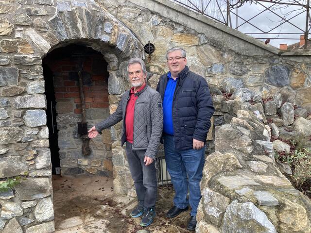 Der St. Ruprechter Schnitzkünstler Hans Pendl (l.) und Pfarrer Giovanni Prietl (r.) weisen den Weg zu einem ganz besonderen Ort. | Foto: Giovanni Prietl
