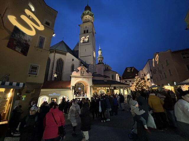 Der Duft von Glühwein und gebrannten Mandeln liegt über dem Haller Adventmarkt. Der Obere Stadtplatz erstrahlt im Lichterglanz.