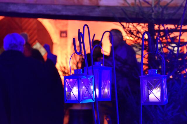 Am 8. Dezember versteckt die Künstlerin ein Wichtel-Bild in Rattenberg. | Foto: Barbara Fluckinger