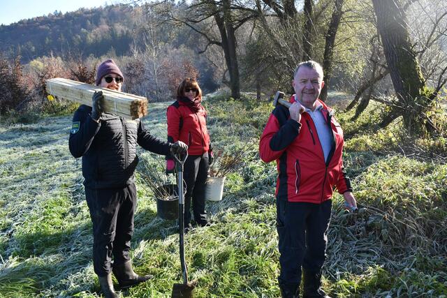 Bezirksleiter Alexander Gigerl, Petra Curic und Ewald Haberl packten fleißig an. | Foto: Waltraud Fischer