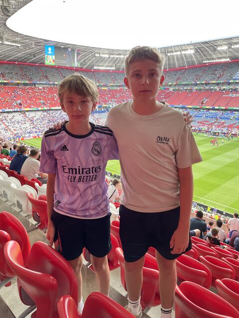 Wenn es zu ihren Fußballteams geht, dann sind Julian (links) und Luca Aalai immer als Brüdertandem im Stadion.   | Foto: Aalai/KK