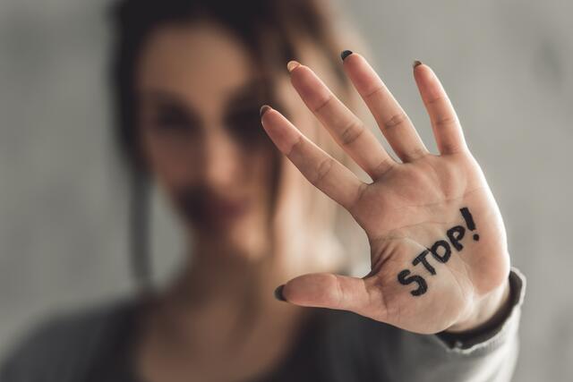 Gewalt trifft Frauen jeden Alters, unabhängig von Herkunft, Religion oder sozialem Hintergrund. Bei der Prävention gilt es, möglichst früh anzusetzen. | Foto: stock.adobe.com/VadimGuzhva 