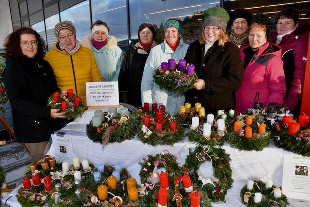 Goldhauben-Frauen St. Georgen am Walde: Verkauft werden die Adventkränze beim Sparmarkt Haas ab Freitag, 22. November 2024, 8 Uhr, zu den Öffnungszeiten bis 30. November. | Foto: Robert Zinterhof