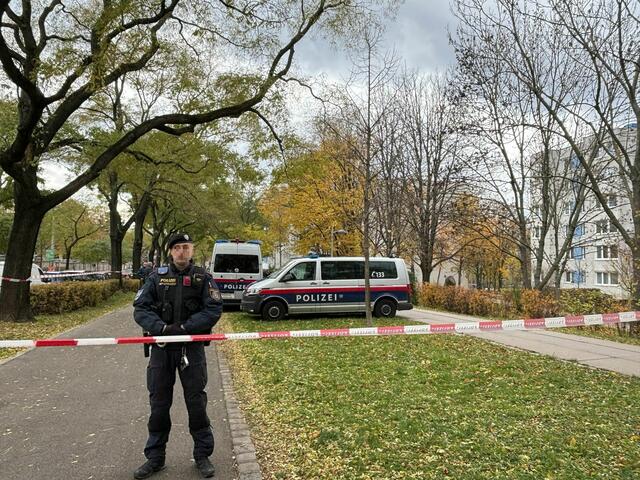 Der Suchradius sei nach den laufenden Ermittlungen am Donnerstagabend erweitert worden. "Auf dem Areal der Klinik konnte man keine weiteren Anhaltspunkte finden, dass sich das Baby dort befindet", so die Polizei. | Foto: Ronja Reidinger/MeinBezirk