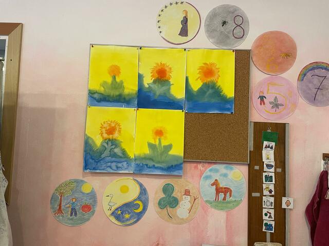 In den ersten Wochen lernen die Kinder durch Bildergeschichten erste Buchstaben und Zahlen.
 | Foto: Pia Rotter