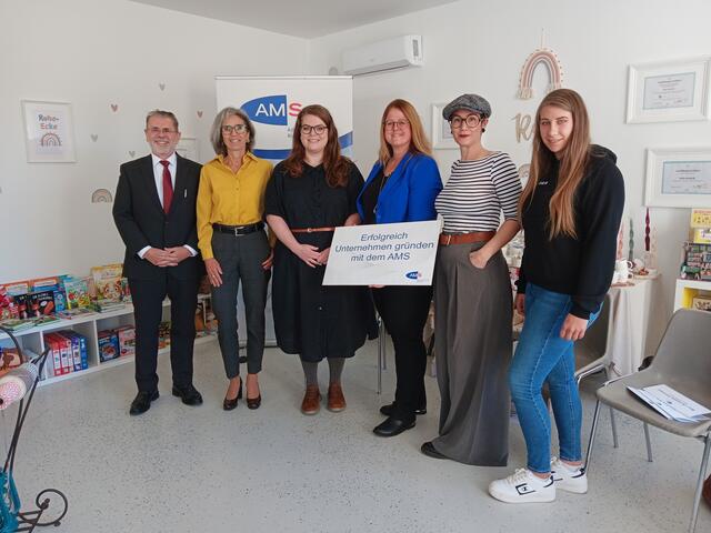 v.l.: Prof.Doz.(FH) Ernst Sonnleitner, die Gründerinnen Mag.a Alexandra Furthner und Janka Koen, stv. AMS-Chefin DIin(FH) Karin Steiner, die Gründerinnen Heike Reinfeld und Lara Rosta. | Foto: AMS/DIin Renate Vouillarmet-Winkler