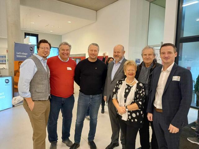 Holger Lang-Zmeck (WK), Erwin Kirschenhofer (AMS), Bürgermeister Peter Molnar, Hans-Jörg Henneis und Christine Pölleritzer (beide KWB), Herbert Aumüller (Volksbank), Martin Müllner (PTS) | Foto: AMS Krems