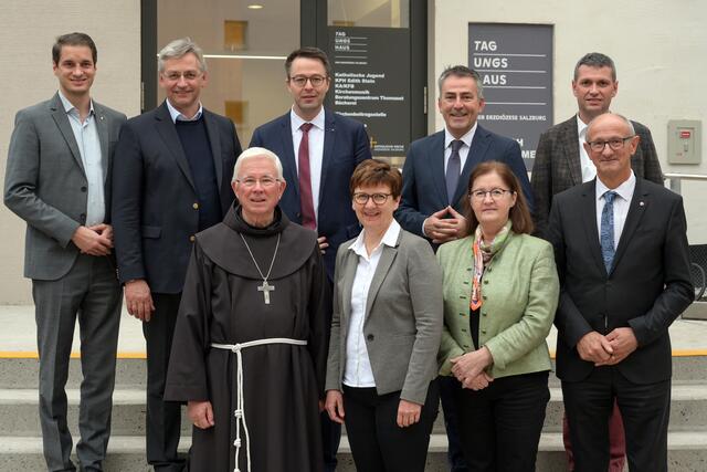 Bürgermeister Michael Riedhart, Finanzkammerdirektor der Erzdiözese Cornelius Inama, Tagungshaus-Kuratoriumsvorsitzender Markus Welte, Herwig Ortner und Generalvikar Harald Mattel (hintere Reihe, v.l.), Erzbischof Franz Lackner, Seelsorgeamtsleiterin Lucia Greiner, Kanzlerin Elisabeth Kandler Mayr, Landeshauptmann Anton Mattle (v.l.) | Foto: eds/Naghsi