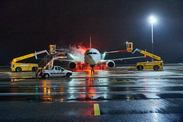 Die Enteisung der Flugzeuge ist bei niedrigen Temperaturen von wesentlicher Bedeutung für die Sicherheit des Flugverkehrs. | Foto: Flughafen Wien