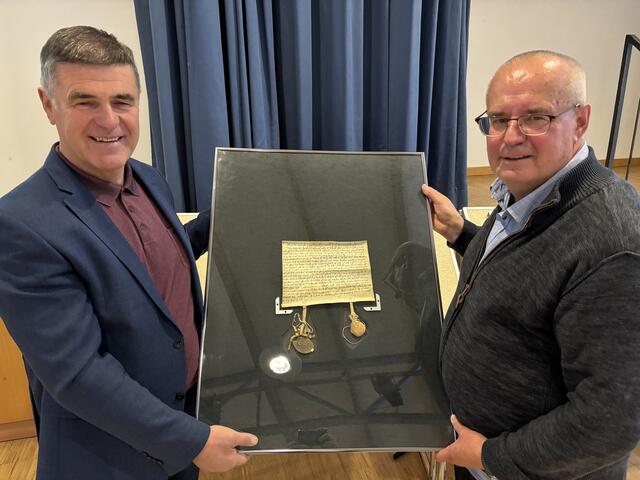 Bgm. Gerhard Krug und Chronist Dietmar Heiß präsentieren stolz die 760 Jahre alte Original-Urkunde mit der ersten Erwähnung des Namens Rietz. "Die urkunde steht im Eigentum des Stiftes Stams, es war nicht einfach, dieses Dokument für die Präsentation nach Rietz zu bekommen."
