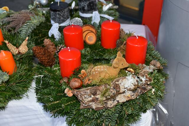 Goldhauben-Frauen St. Georgen am Walde: Verkauft werden die Adventkränze beim Sparmarkt Haas ab Freitag, 22. November 2024, 8 Uhr, zu den Öffnungszeiten bis 30. November. | Foto: Robert Zinterhof