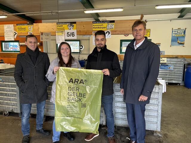 Matthias Haas, die Abfall-Berater Stefanie Großschartner, Tobias Nagler und BAV-Vorsitzender Anton Silber (v. li.). | Foto: kai