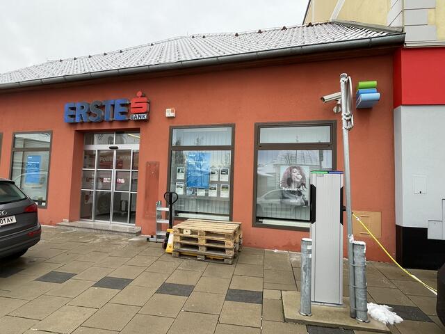 Filiale und Foyer der Erste Bank sind ab jetzt versperrt. | Foto: Gernot Heigl
