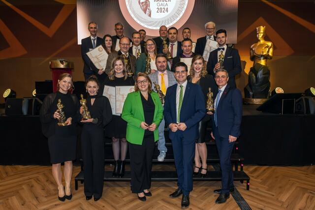 Alle Gewinnerinnen und Gewinner des AMA-Käsekaisers 2025 mit Christina Mutenthaler-Sipek, Lorenz Mayr und Peter Hamedinger  | Foto: AMA-Marketing/MMK Media