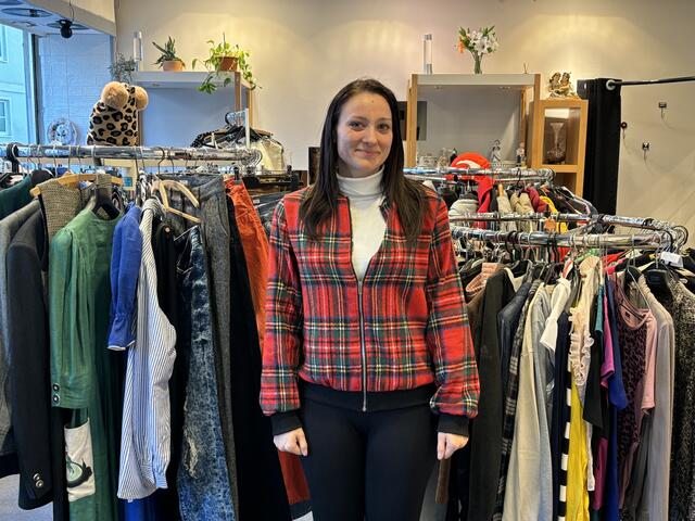 Hier sieht man Iris Rothe in ihrem Reich: Völlig authentisch trägt sie auch selbst am liebsten Retro-Mode.  | Foto: Müller