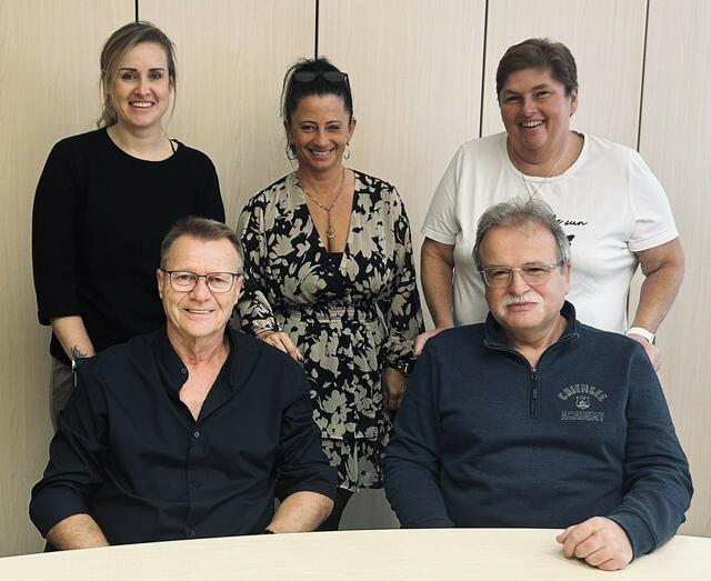 Das Team Hauskirchen: Bürgermeister Helmut Arzt, Vizebürgermeister Josef Höller, Verena Kreuzinger vom Bauamt, Amtsleiterin Iris Geyer und Gabriele Mammerler vom Bürgerservice. (v. li.) | Foto: Gemeinde Hauskirchen