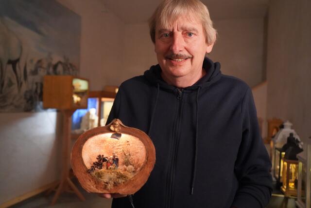 Eine der kleinsten Weihnachtskrippen vom Krippenbauer Walter Sieberer liegt in einer Kokosnuss | Foto: Andrea Glatzer