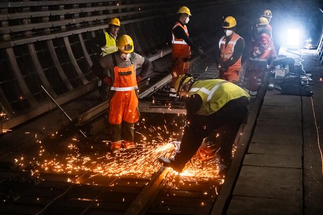Nach dem Brand eines Silberpfeils arbeiten die Wiener Linien auf Hochdruck, um die U1-Strecke wieder vollständig befahrbar zu machen. | Foto: Wiener Linien / Julia Allerding 