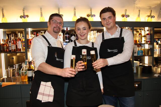 Hagenauerstuben-Team: Lisa Berghaus mit Ronny und Johannes, die für so manche Party zur Verfügung stehen.